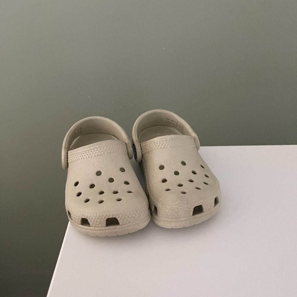 Crocs in the color Bone
